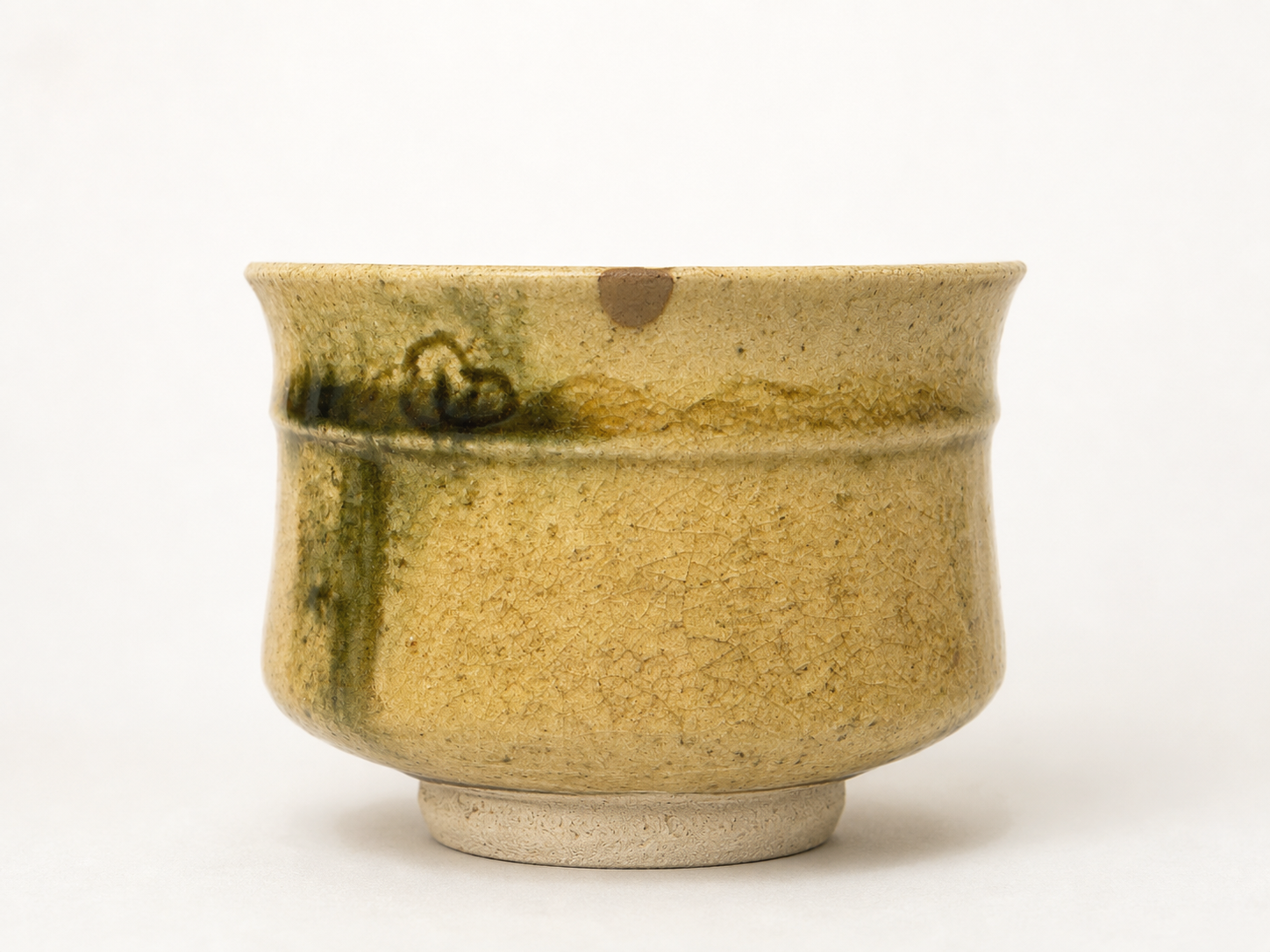 黄瀬戸の茶碗。縁の欠けを本漆金継ぎで繕う（Atelier KYM）