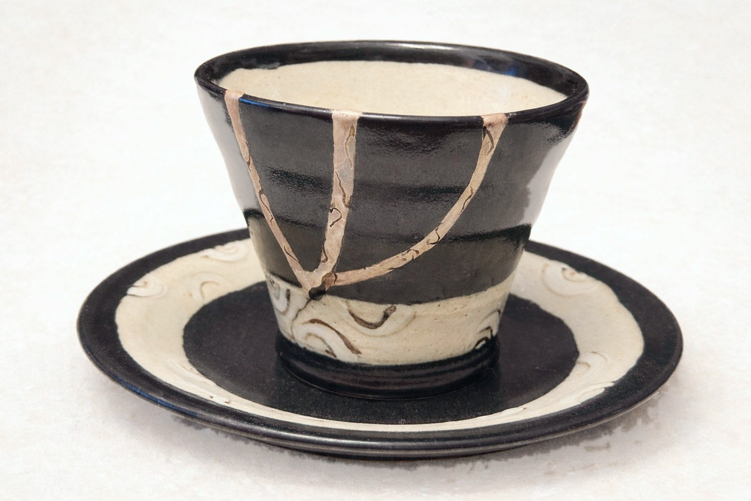 現代作家 黒色コーヒーカップ金継修復作品（Atelier KYM）