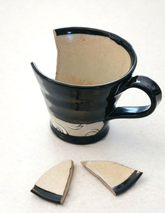 現代作家 黒色コーヒーカップの破損状態（本漆金継ぎ修復前・Atelier KYM）